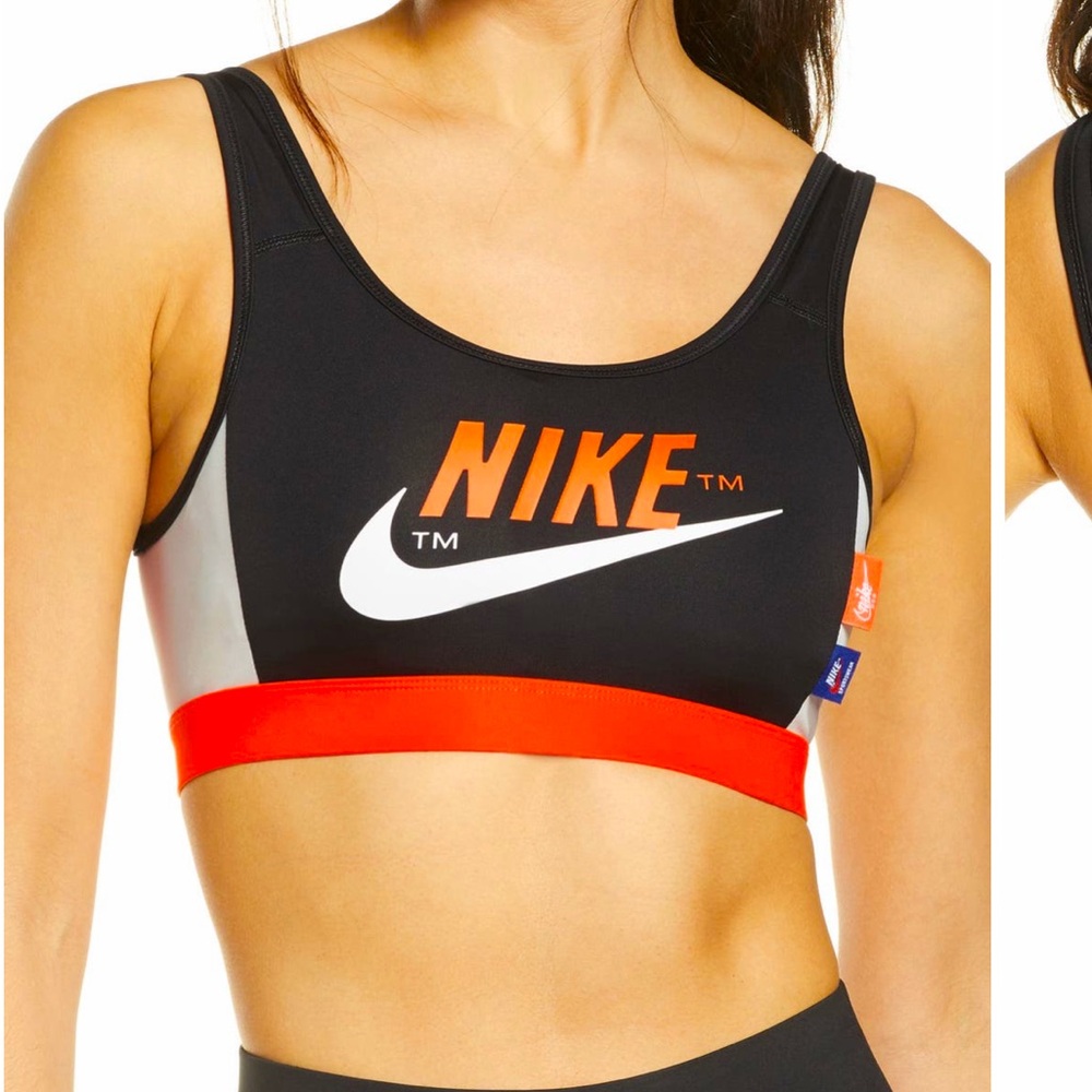 Nike Swoosh Icon DRI-Fit sports bra